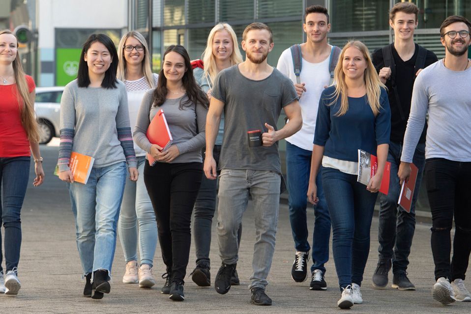Studierendengruppe läuft auf dem Campus der Hochschule Esslingen