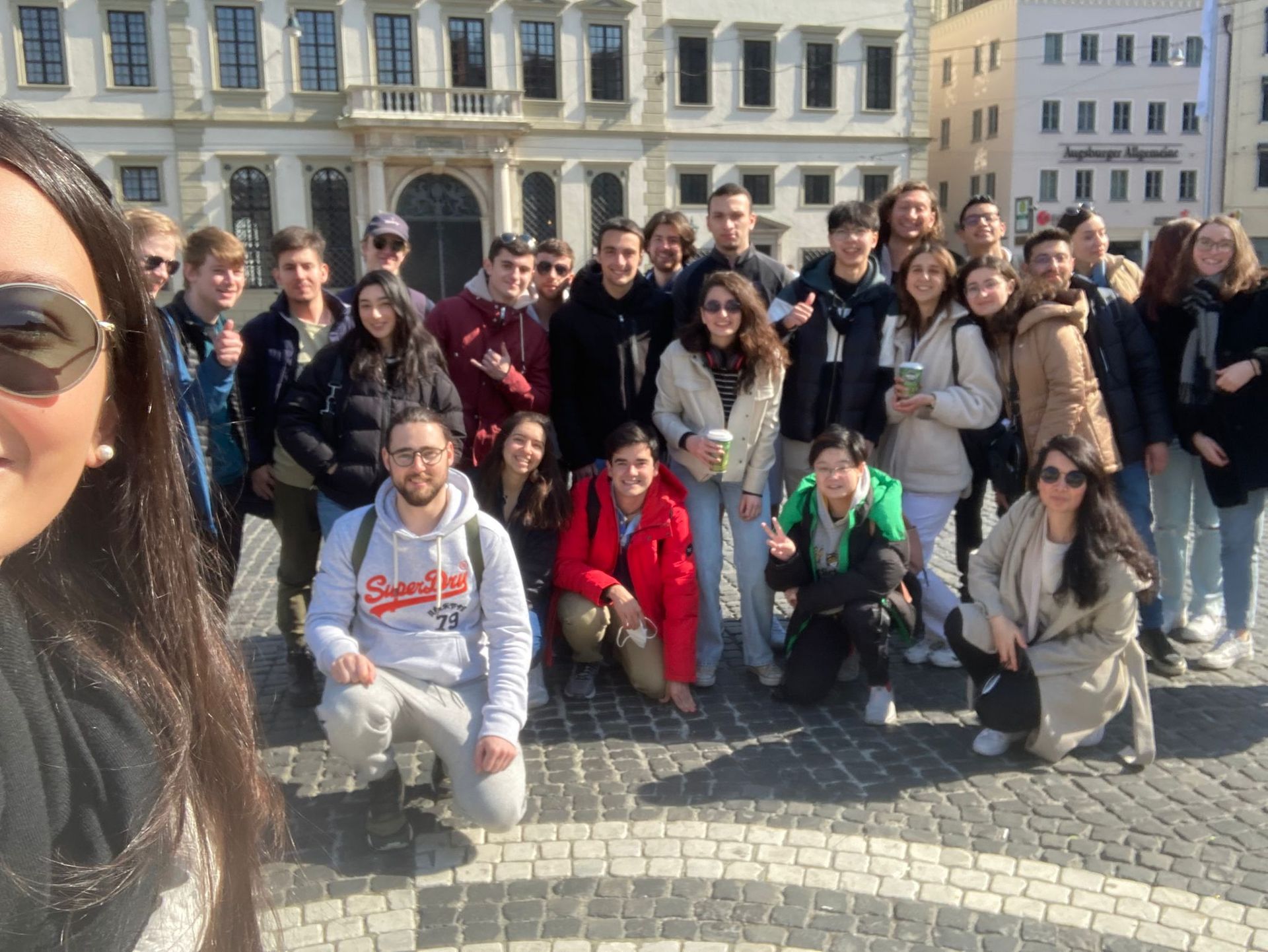 Selfie von Studierenden auf dem Rathausplatz