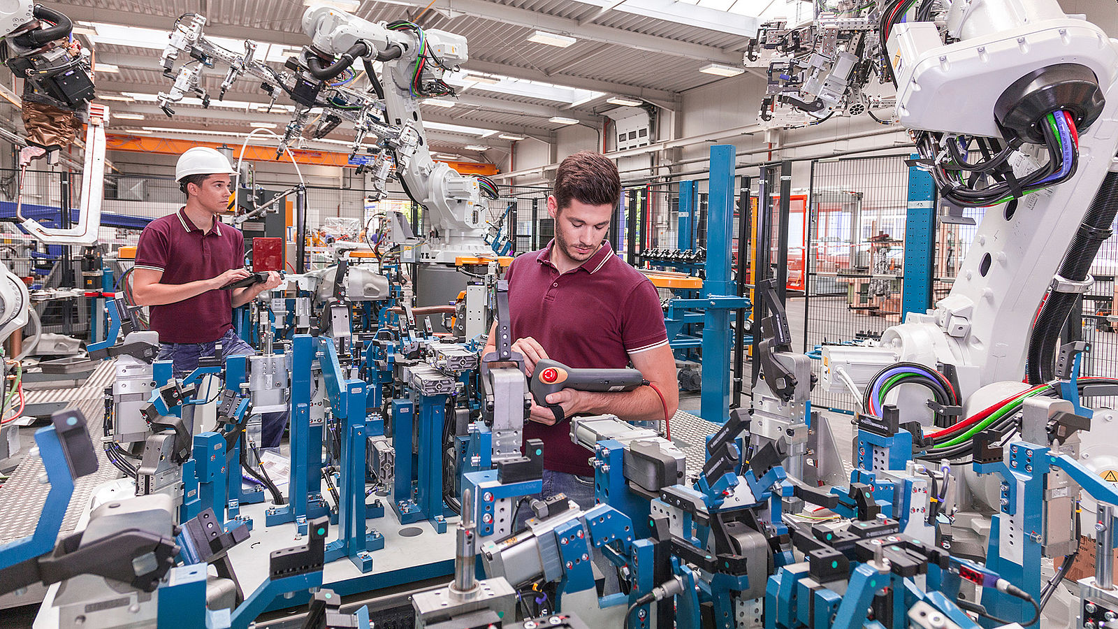 Mit Deinem Studium bist Du bestens vorbereitet für den hohen Automatisierungsgrad der Fabrik der Zukunft. 