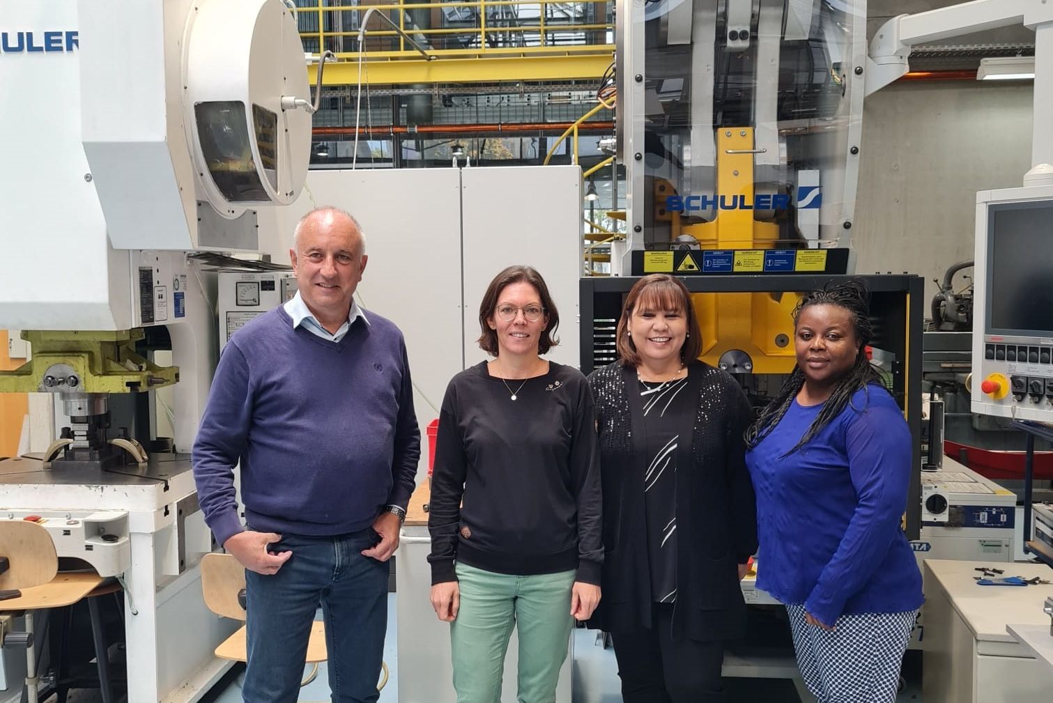 Stefan Wagner, Cora Mathe, Ileana Ruiz und Esther Ndomé Edimo Ekouté im Labor für Umformtechnik