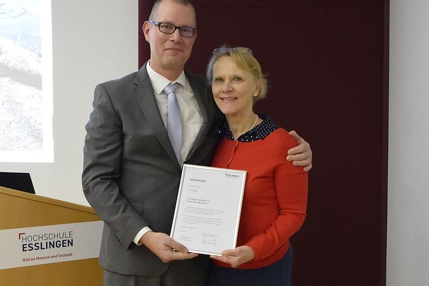 Anneli Kakko zusammen mit Steffen Greuling, dem Dekan der Fakultät Maschinen udn Systeme