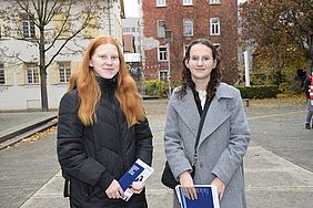 Zwei junge Frauen beim Studieninfotag der Hochschule Esslingen