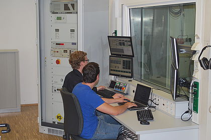 Studierende an der Prüfstandwarte während eines Laborversuchs, Foto: Hochschule Esslingen/ LFA