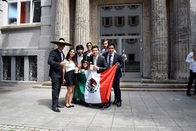 Männer und Frauen mit mexikanischer Flagge in der Hand
