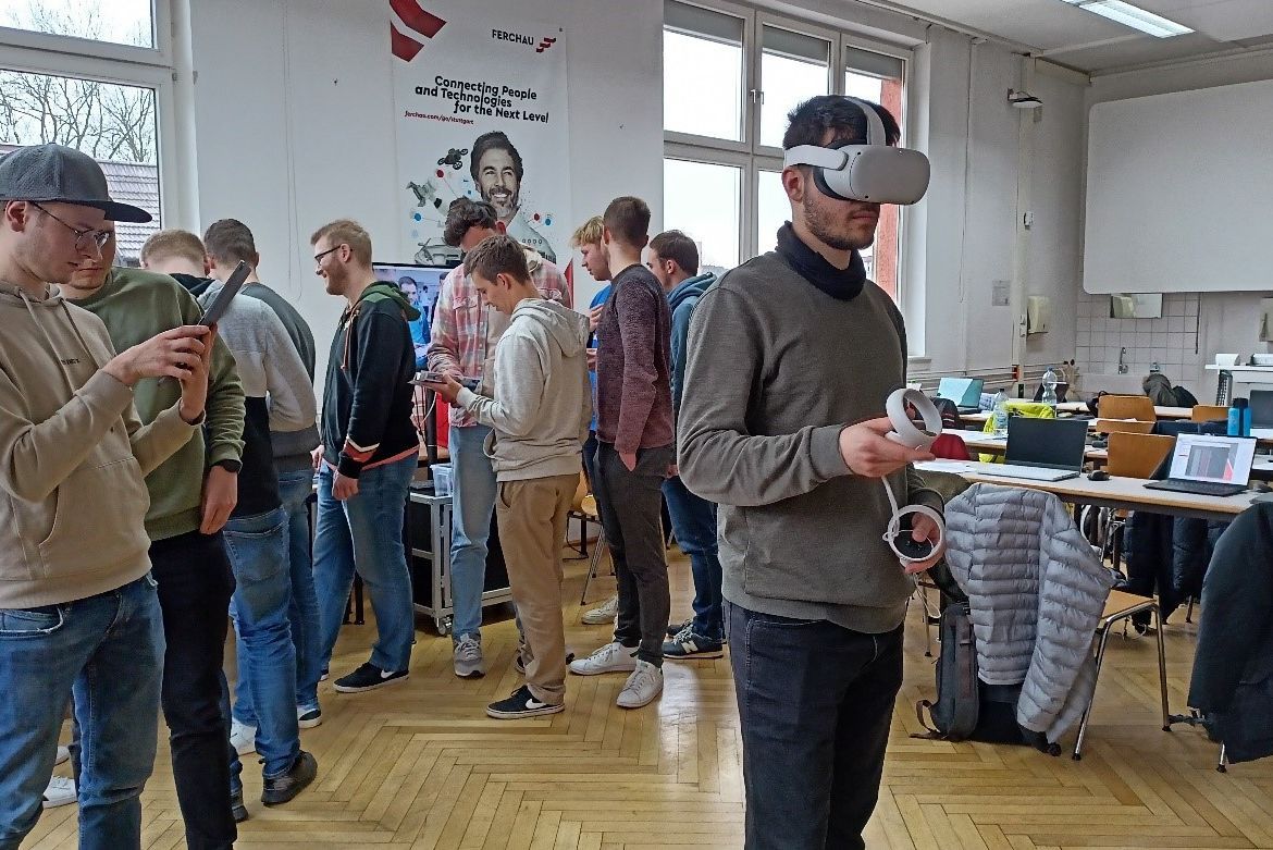 Schülerinnen und Schüler testen Virtual Reality Brillen an der Hochschule Esslingen aus