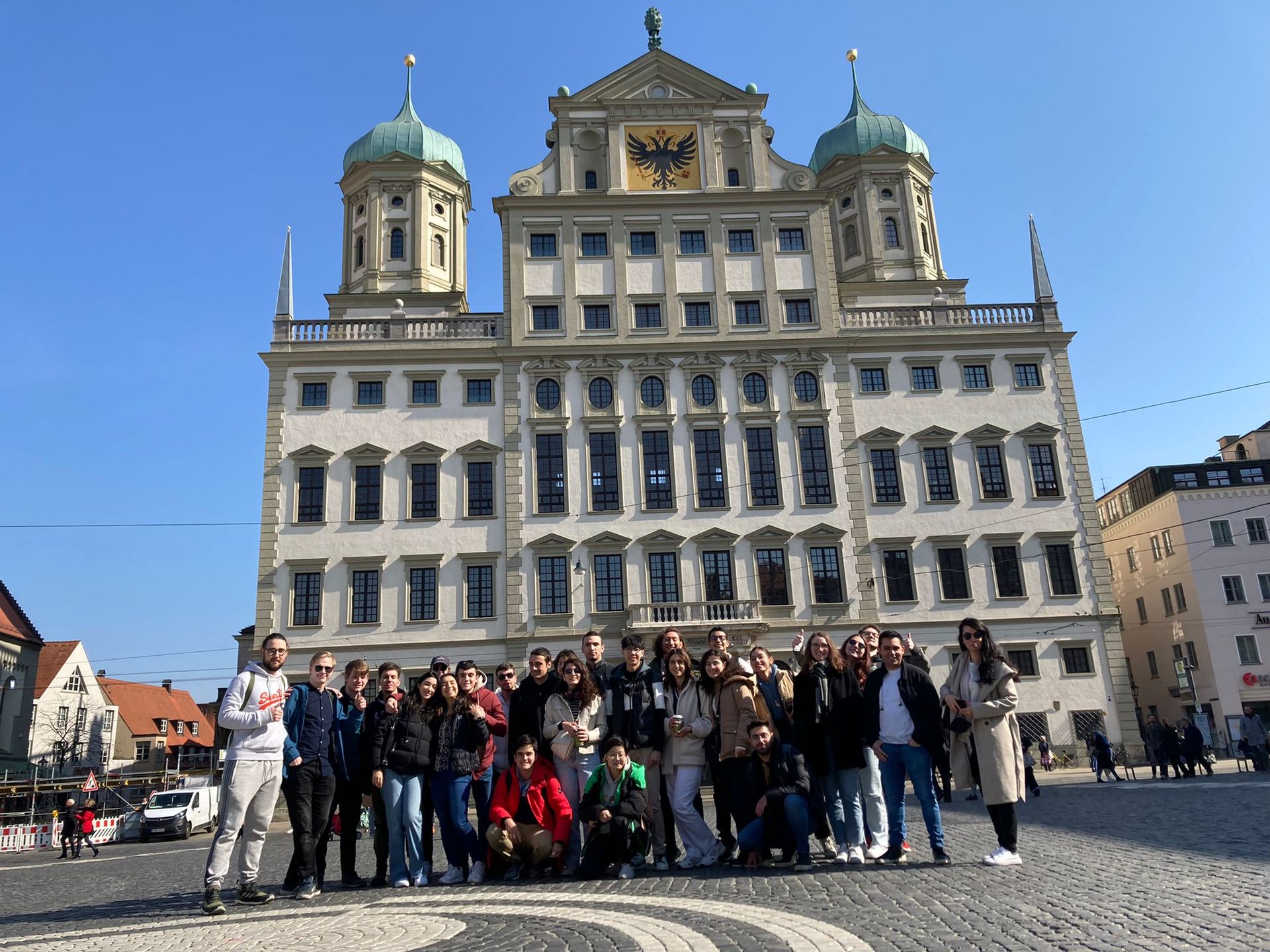 Gruppenfoto vor dem Ausgburger Rathaus 