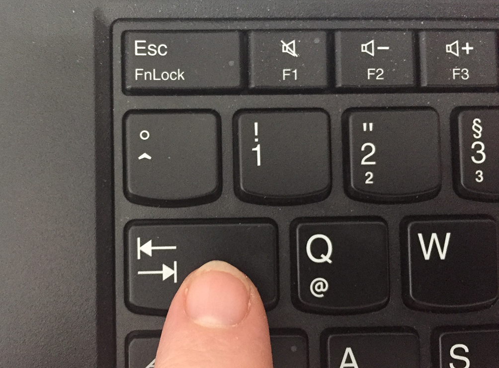 Finger, der die Tab-Taste auf einer Computertastatur drückt