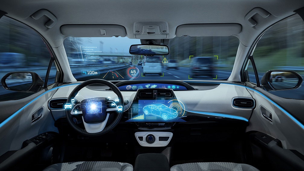 Leeren Cockpit des Fahrzeugs, HUD (Head Up Display) und digitaler Tacho, autonome Auto. Foto AdobeStock