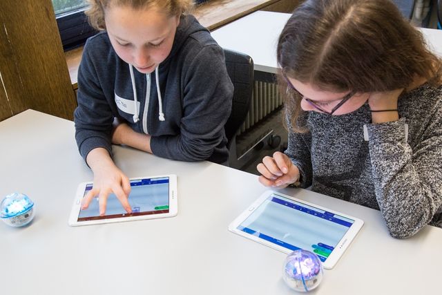 Bereits in der Schulzeit die Hochschule Esslingen kennenlernen: Zwei Schülerinnen während des Projekts Girls Digital Camp 