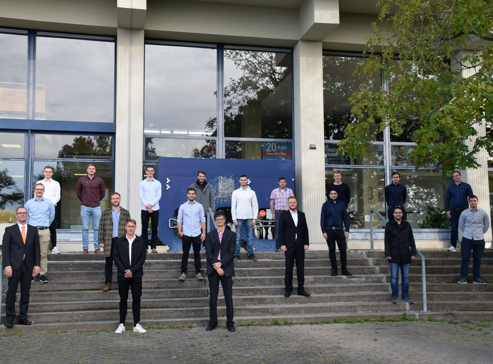 Gruppenfoto mit Studierenden auf dem Campus Flandernstraße