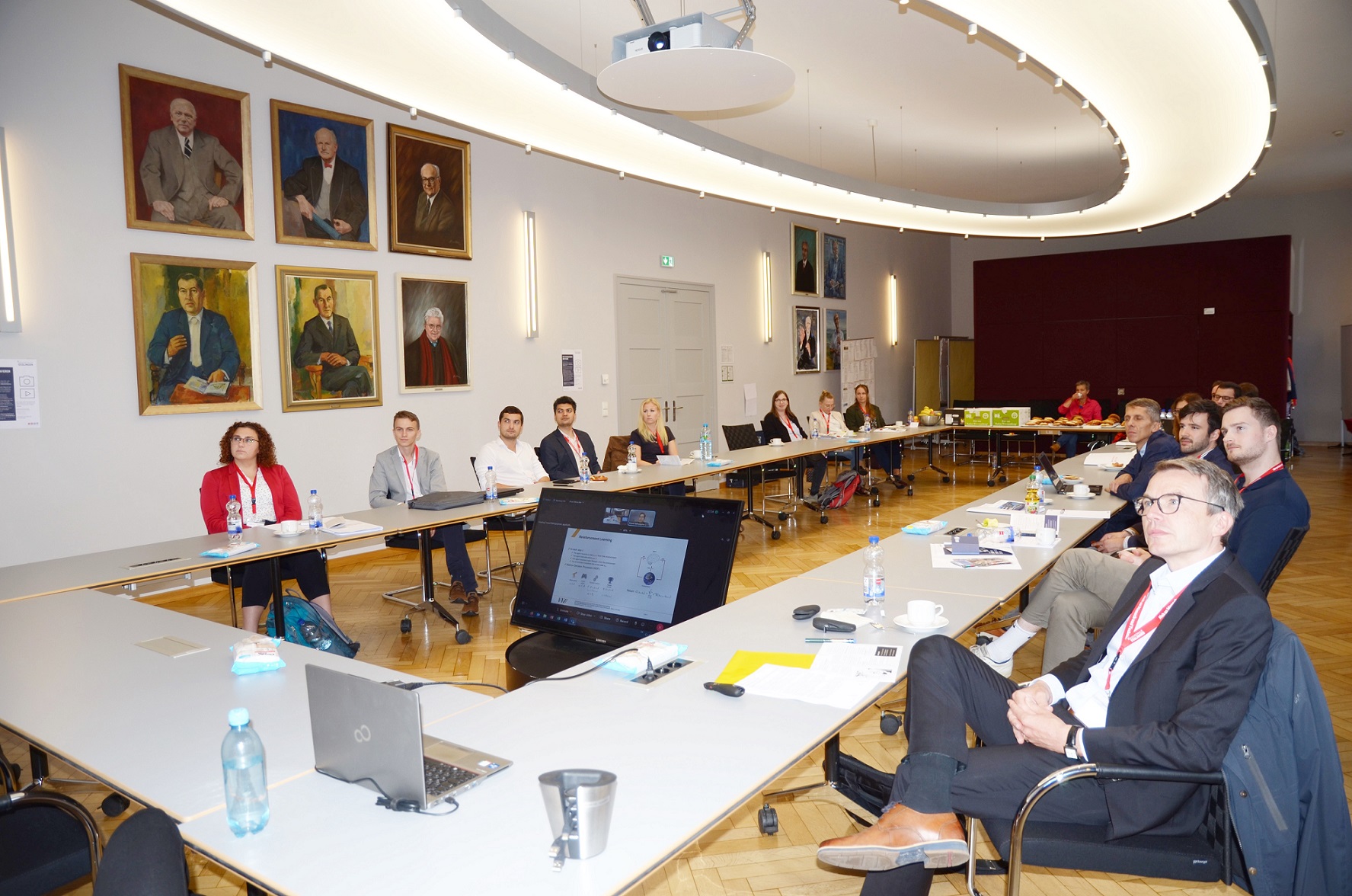 Konferenz-Teilnehmende an der Hochschule Esslingen sitzen in einem Saal
