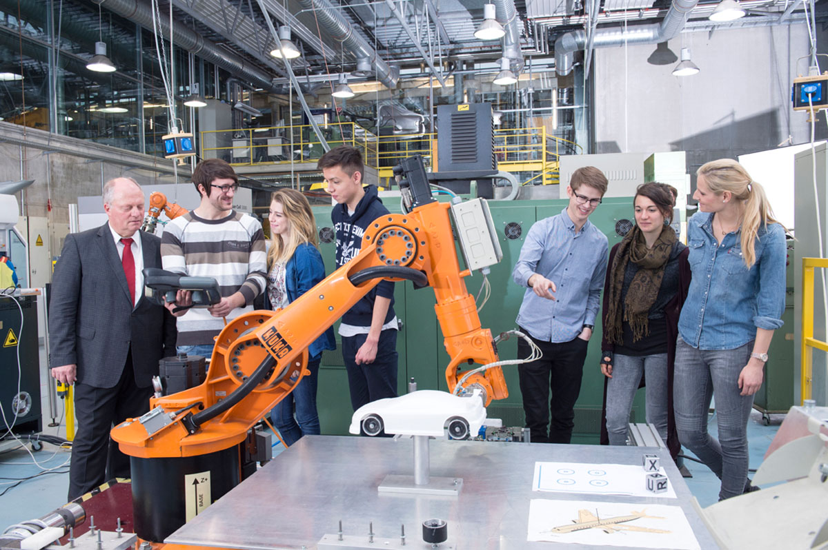 Studierende im Maschinenbaulabor am Roboter