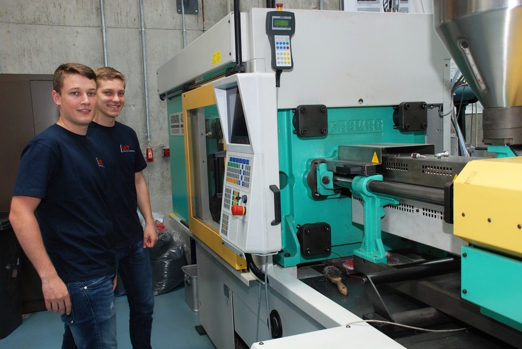 Zwei Studenten an einer Maschine im Labor Maschinenbau