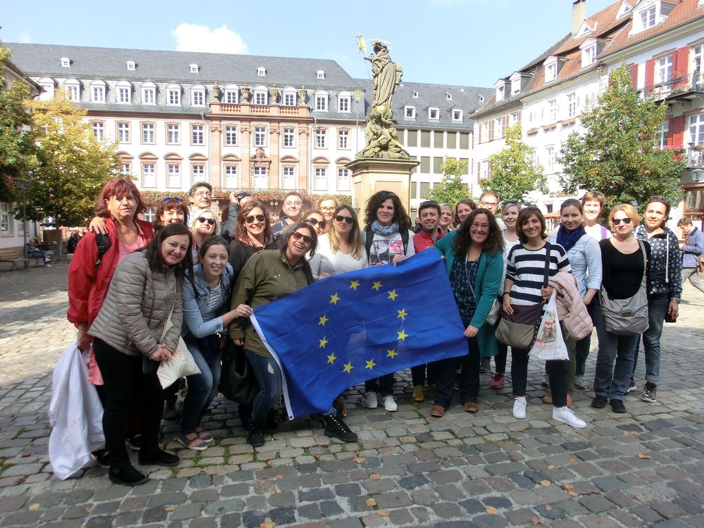 einige Damen mit einer Europaflagge
