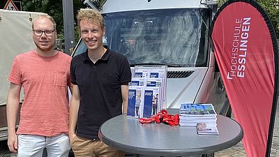 Zwei Mitarbeiter der Hochschule Esslingen stellen ein Forschungsprojekt vor