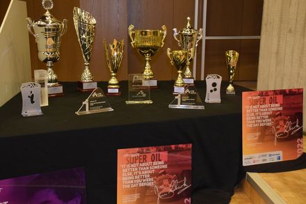 Pokale beim Rollout der Hochschule Esslingen