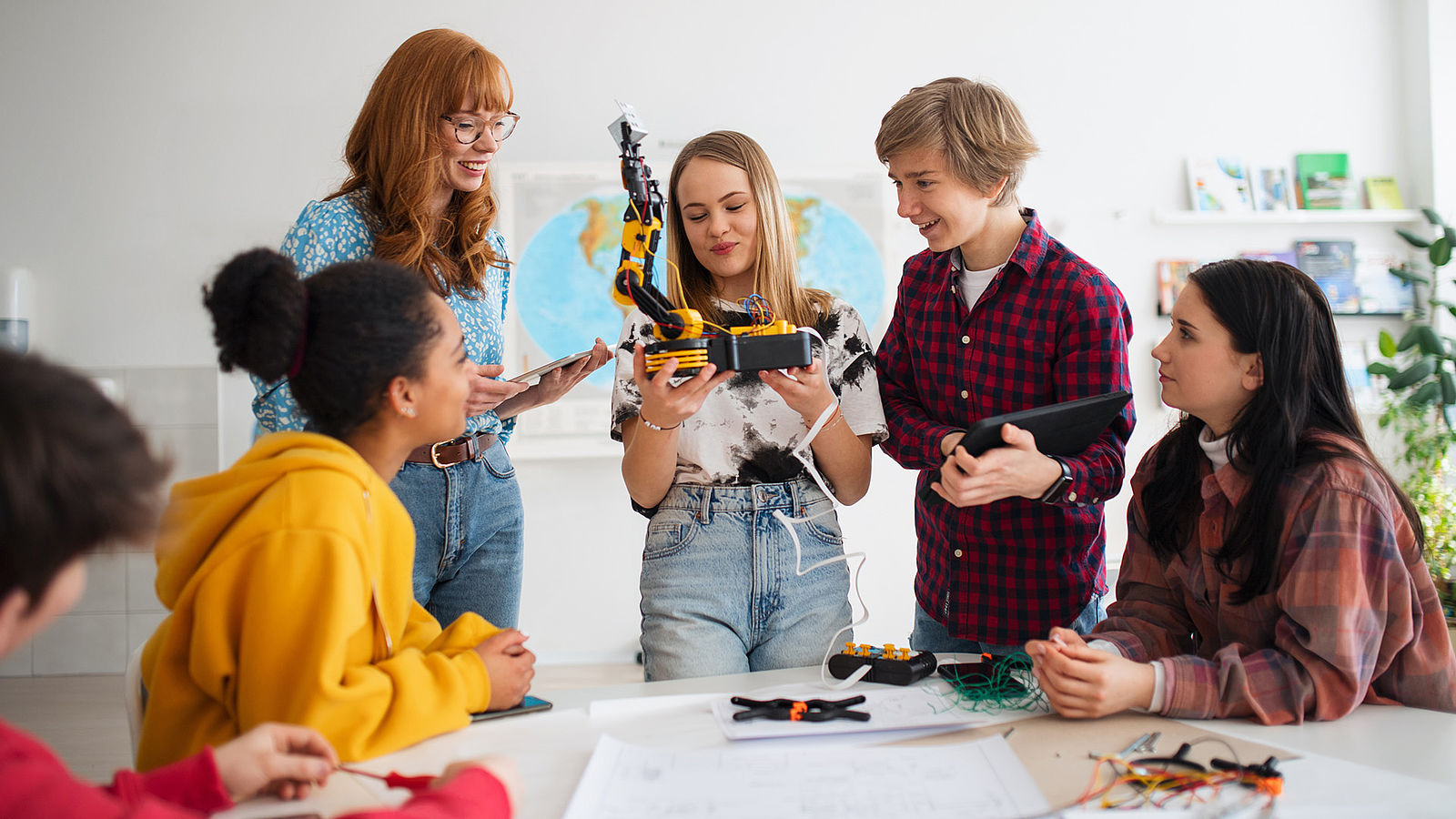 Als NwT-Lehrerin oder Lehrer bildest Du Schülerinnen und Schüler im Bereich Naturwissenschaft und Technik aus.