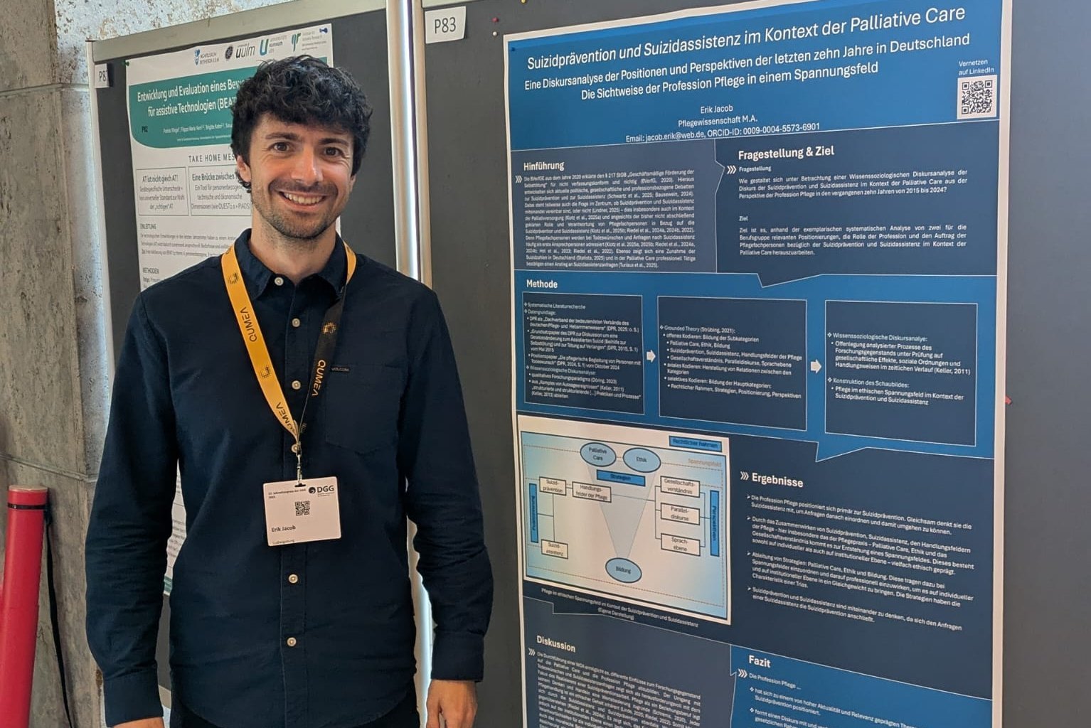 Mann steht vor einem Poster zu einer wissenschaftlichen Arbeit