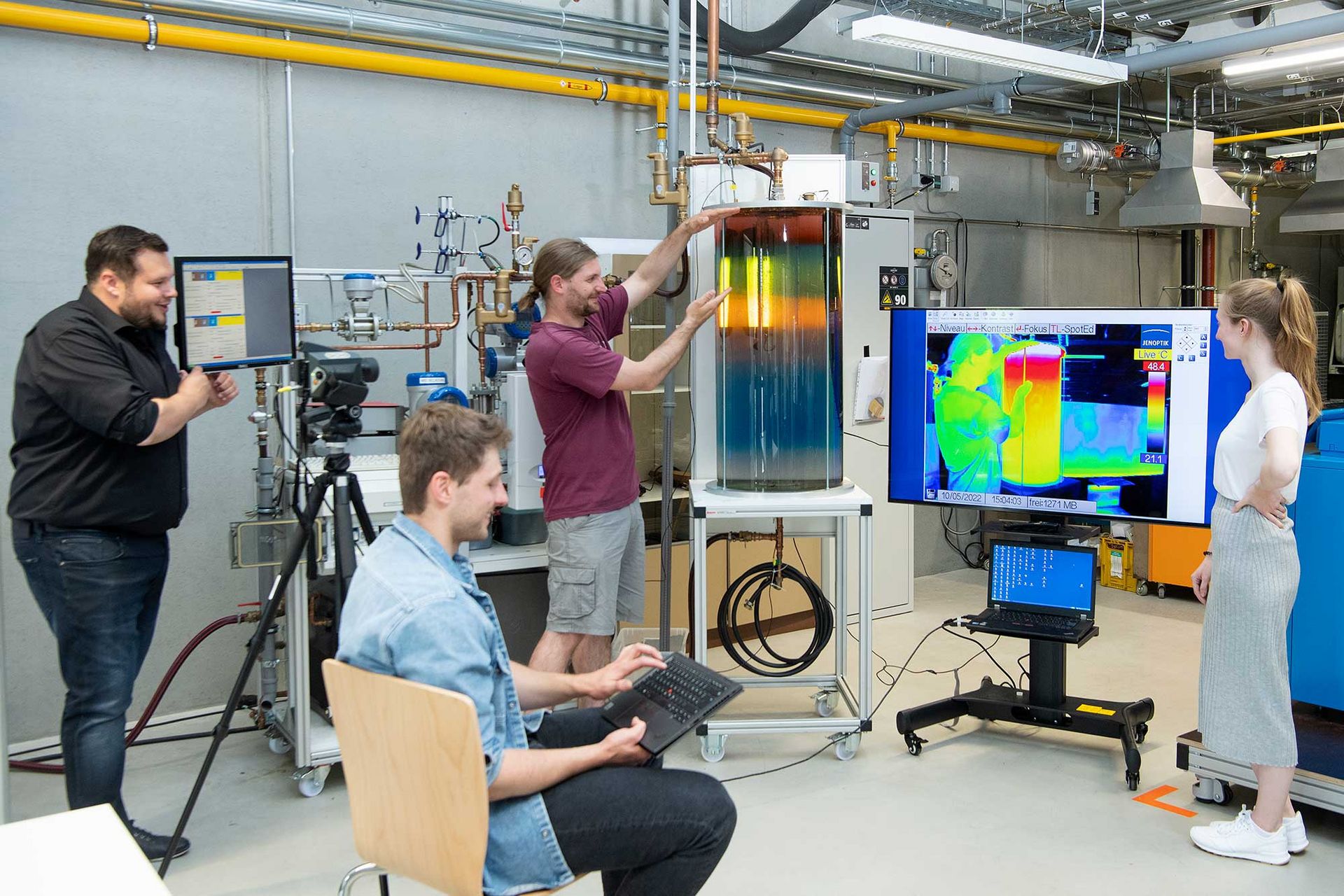 Studierende im Labor Gebäude-, Energie- und Umwelttechnik.