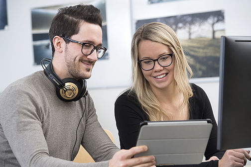 Zwei Studenten arbeiten zusammen am iPad