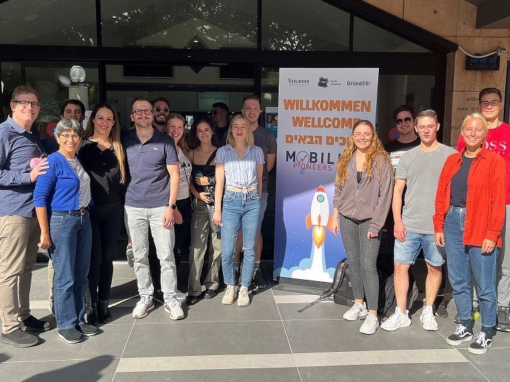 Gruppe von Männern und Frauen vor der Partneruni in Israel