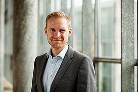 Landeslehrpreisträger 2023: Prof. Dr. Tobias Heer blickt in die Kamera