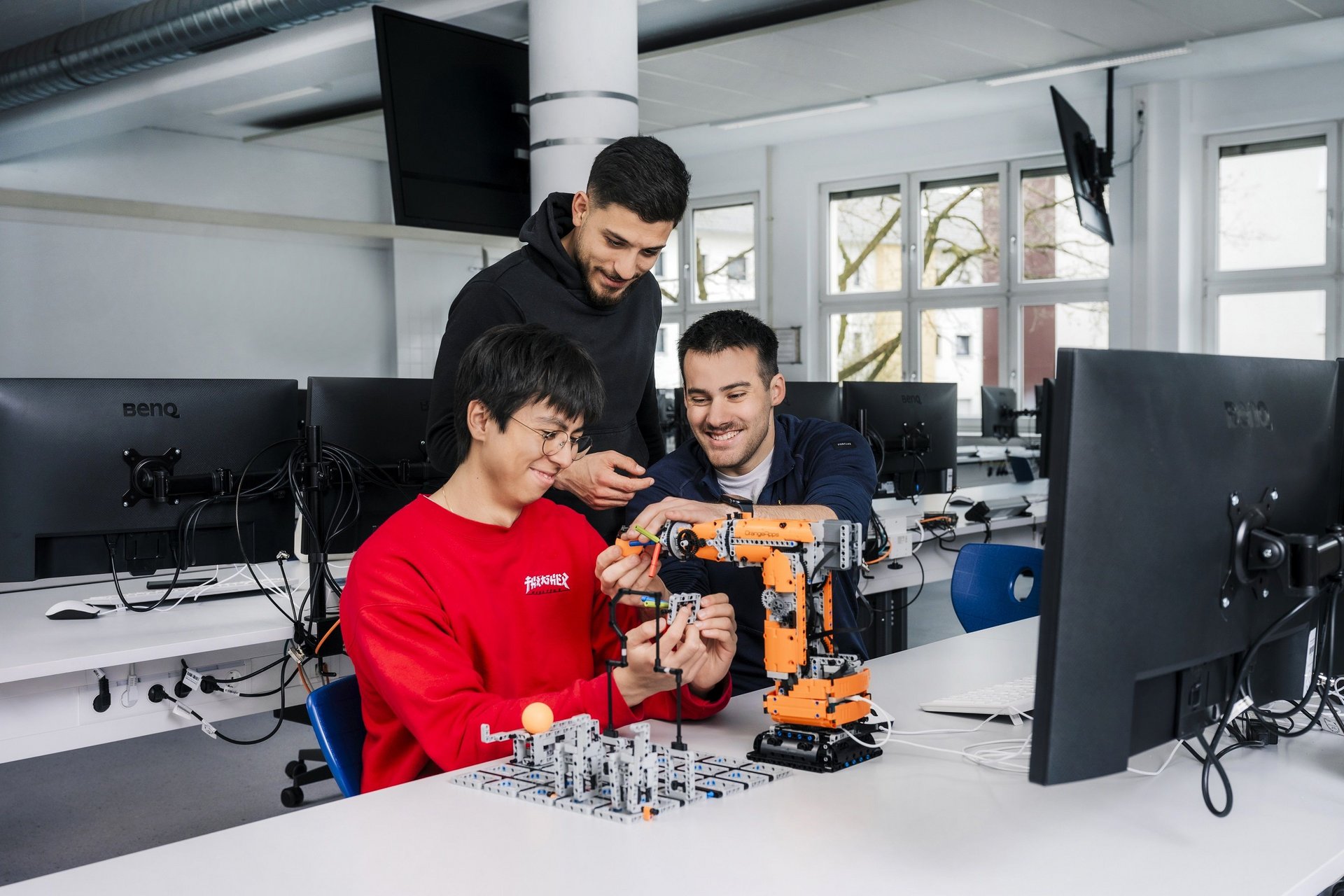 Drei Studierende in einem Labor am Campus Göppingen