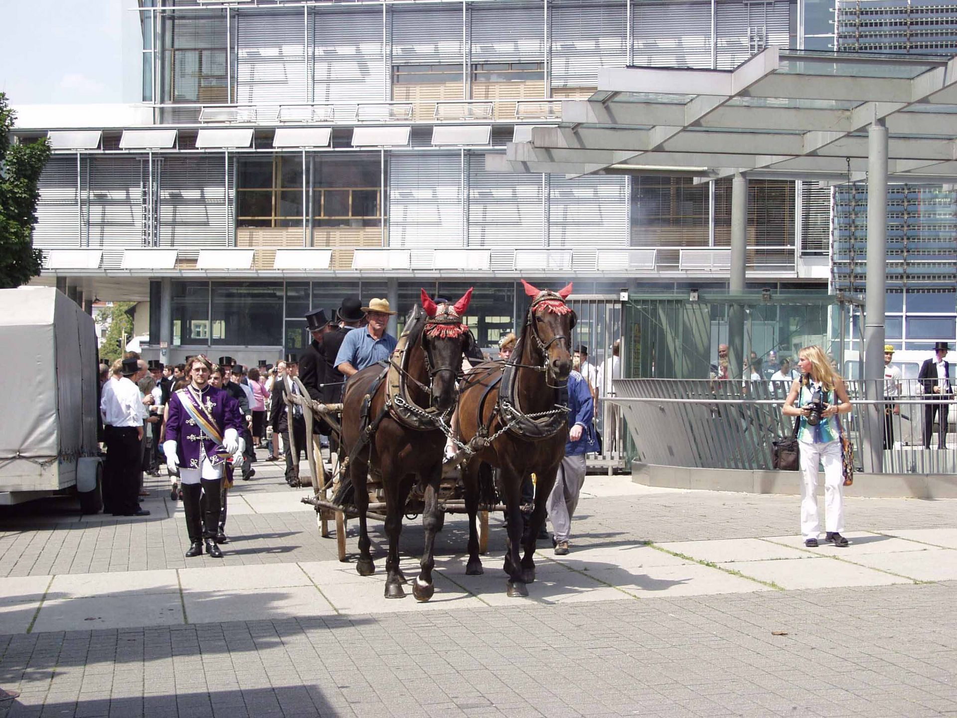 Zwei Pferde ziehen einen Leiterwagen über den Campus der Hochschule.