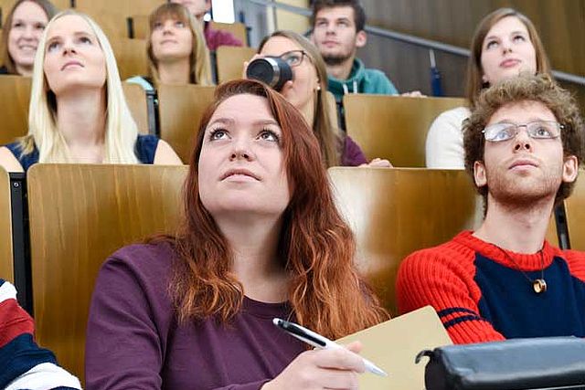 Nahaufnahme von Studenten im Vorlesungssaal 