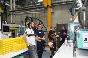 Blick in ein Labor der Fakultät Maschinen und Systeme mit Gästen
