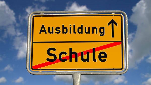 Deutsches Verkehrschild zeigt, dass die Schule endet und der Weg zur Ausbildung beginnt