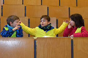 Kinder im Hörsaal