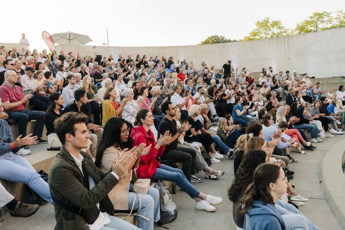 Zuh&ouml;rerinnen und Zuh&ouml;rer bei einem Open-Air-Konzert