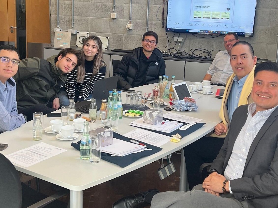 Gruppenbild mit mexikanischem Besuch im Labor