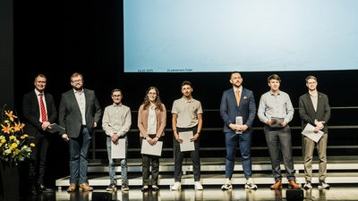Preistr&auml;gerinnen und Preistr&auml;ger der St&auml;dte Esslingen und G&ouml;ppingen bei der Graduiertenfeier der Hochschule Esslingen