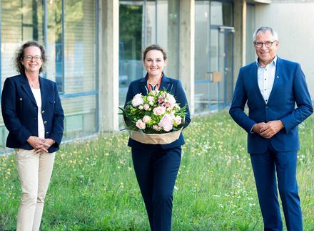 Gruppenfoto von zwei Frauen und einem Mann.
