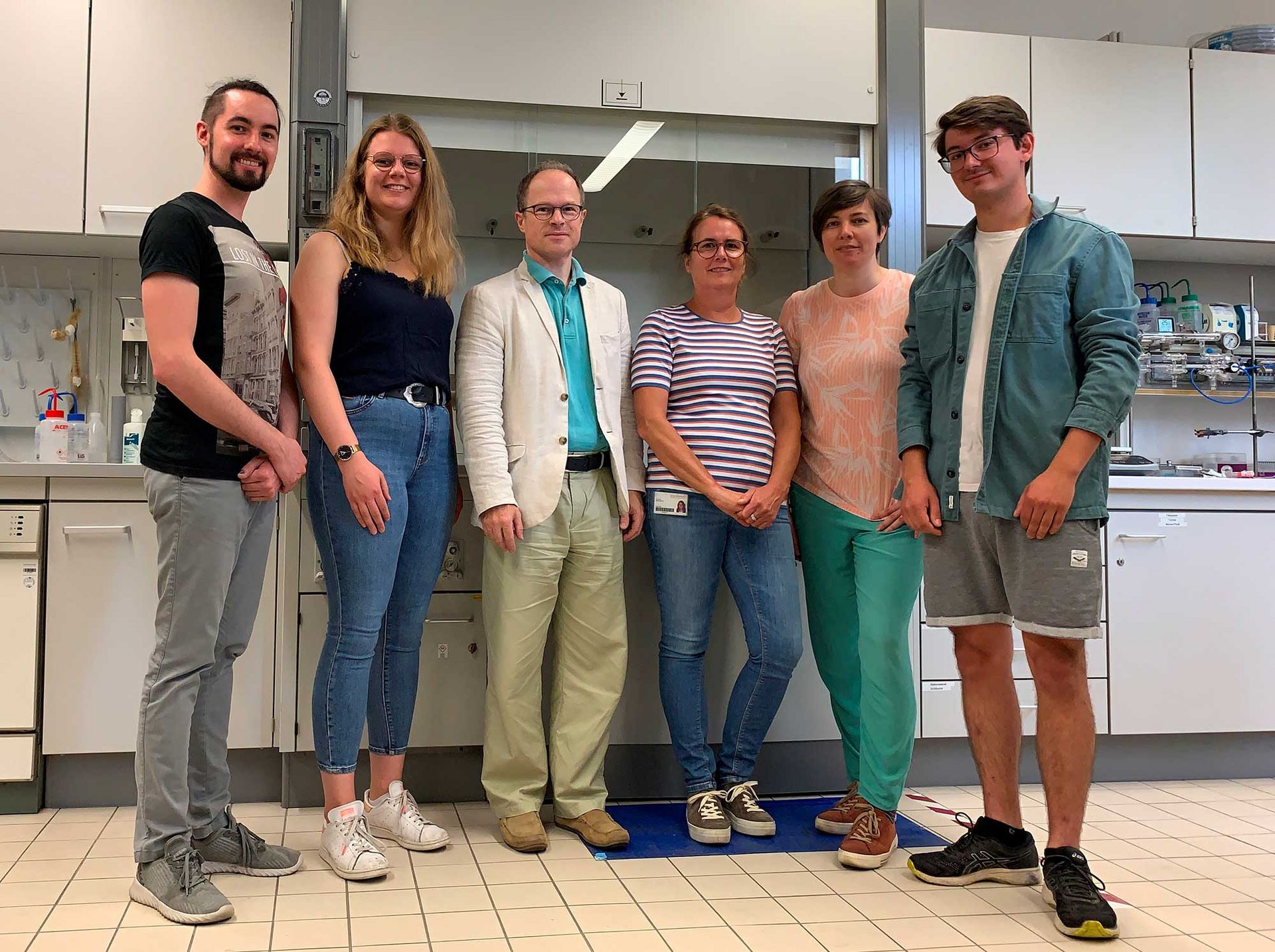Das Team des Forschungsprojekts ReKath im Labor.
