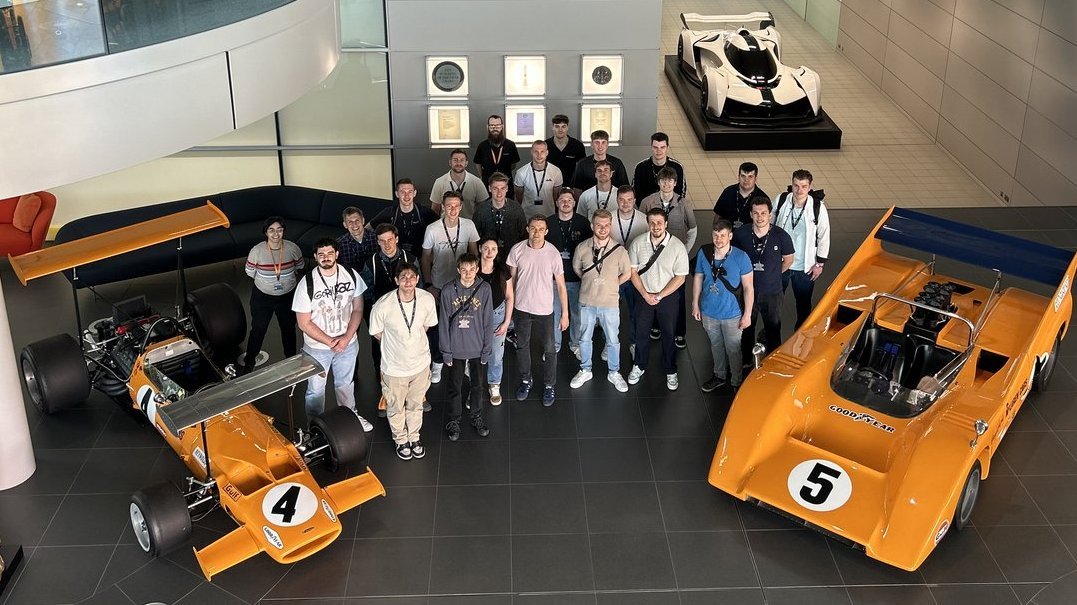 Studierende mit Rennboliden