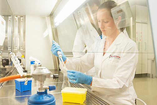 Studierende des Master-Studiengangs Biotechnologie vor einem Versuchsaufbau im Labor
