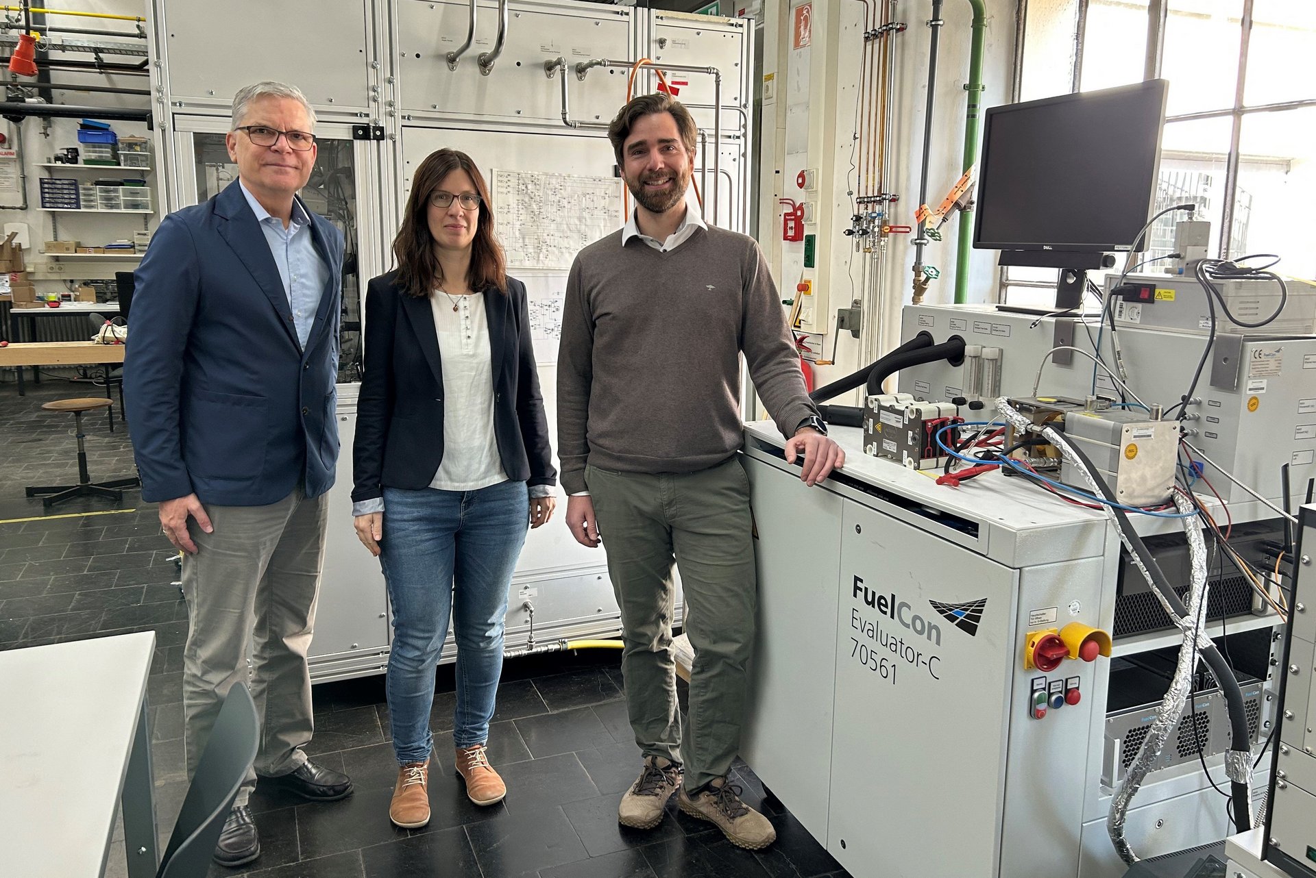 zwei Männer und eine Frau stehen in einem Labor