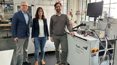 zwei Männer und eine Frau stehen in einem Labor