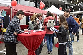 Beratungsstände beim Tag der offenen Tür der Hochschule Esslingen