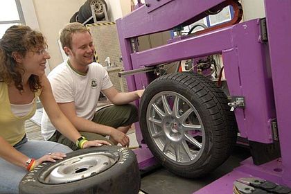 Studierende beim Laborversuch auf dem Reifenprüfstand, Foto: Hochschule Esslingen