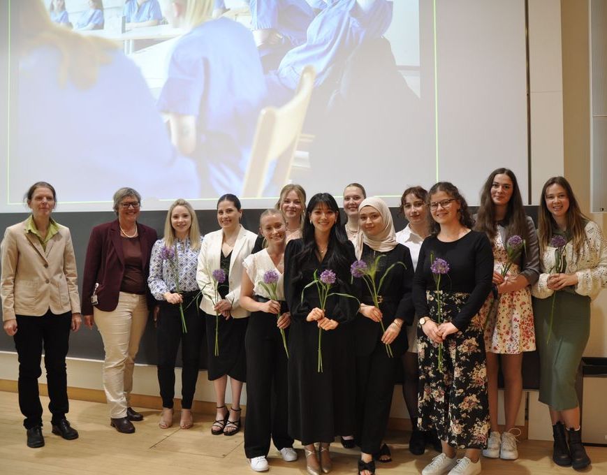 Gruppe von Studierenden mit zwei Professorinnen