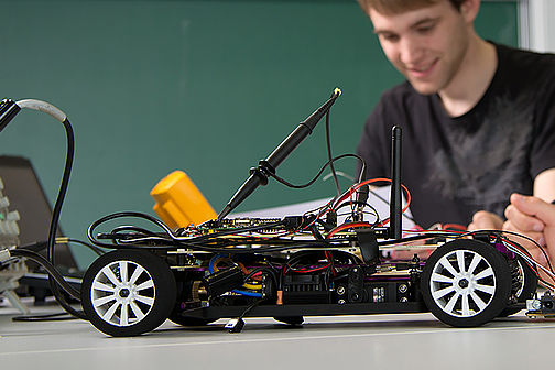 Studenten arbeiten an Fahrzeugmodell 
