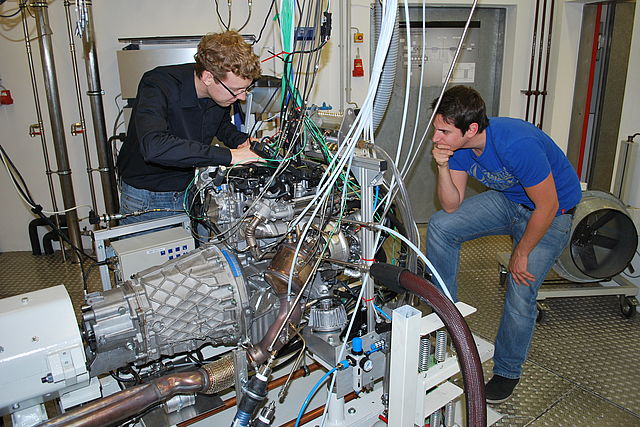 Studierende im 4.-6. Semester Fahrzeigtechnik B.Eng. am Motorenprüfstand, Foto Hochschule Esslingen/ LFA