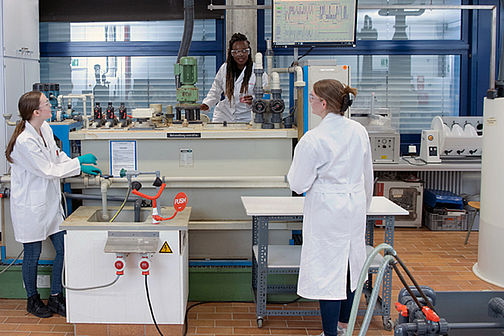 Studierende des Master-Studiengangs Umweltschutz im Labor