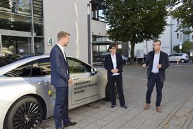 Drei Personen vor einem Wasserstoff-PKW am Campus Göppingen der Hochschule Esslingen