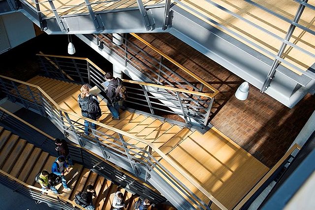 Blick von oben auf Treppe in Gebäude 4 Campus Göppingen