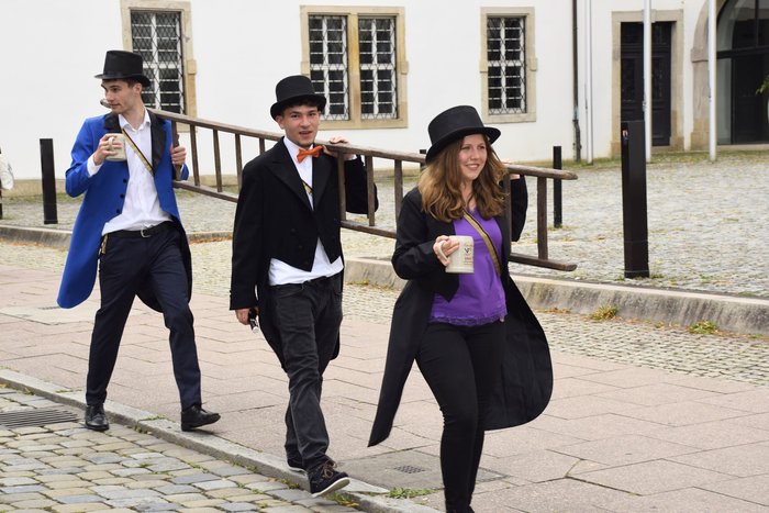 Drei Personen laufen durch die Stadt beim Kandelmarsch